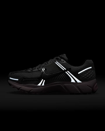 Nike Zoom Vomero 5 Metallic Silver Pack - Baby Blue, im Dunklen