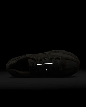 Nike Zoom Vomero Sesame Khaki im Dunkeln