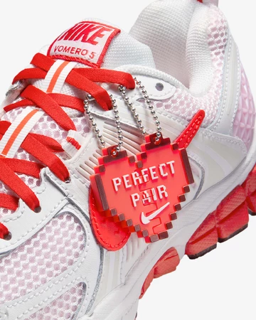 Nike Zoom Vomero 5 Valentine's Day 2025 Detail Mittelfußbereich plus Patch