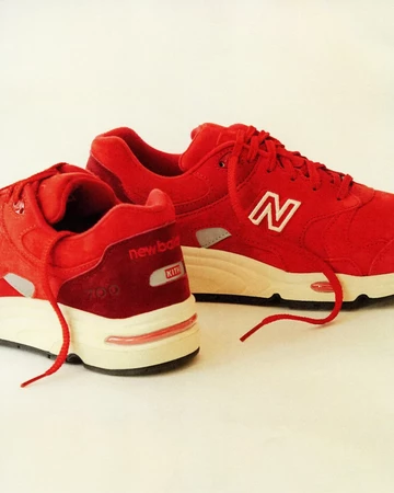 Kith New Balance 1700 Toronto Pack Rococco Red schräg