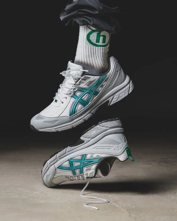 Hidden NY x ASICS Gel Venture 6 am Fuß