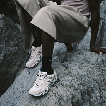 Mizuno Kizuna Nomad Pack - Wave Prophecy LS - On Feet (2)