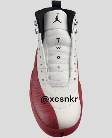 Jordan 12 Cherry Leak Bilder von oben