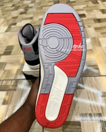 Jordan 2 Black Cement In Hand Sohle