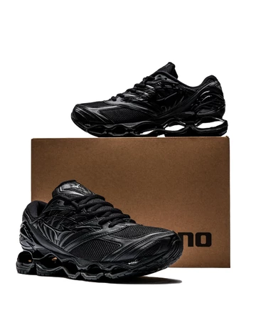 Der Mizuno Wave Prophecy LS Black steht auf der Box