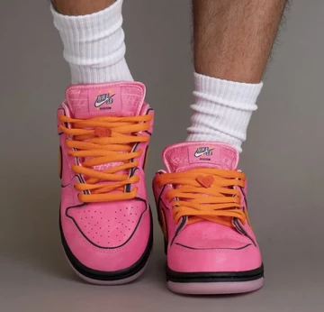 The Powerpuff Girls Nike SB Dunk Low Blossom von vorne