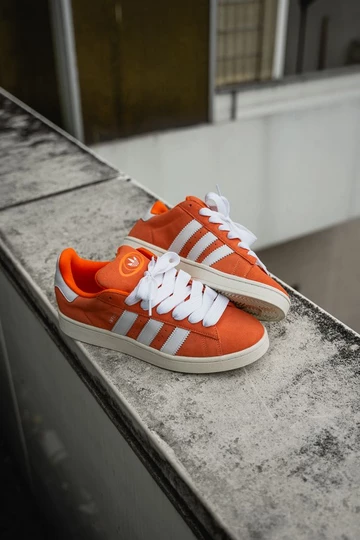 Campus 00s amber Tint - auf der Mauer