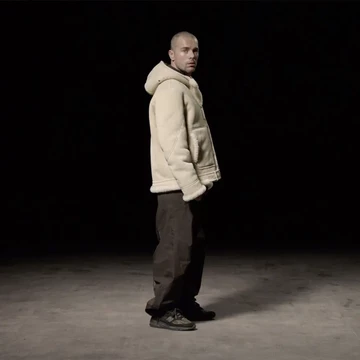 Stone Island New Balance 991v2 Dark Grey On Feet seitlich Lookbook