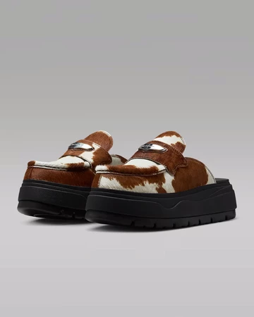 Air Jordan Mule Cow Print Paar seitlich