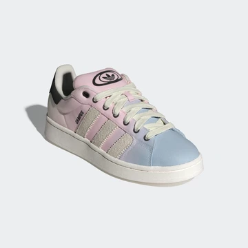 Der adidas Campus 00s Wonder Blue Clear Pink von schräg außen