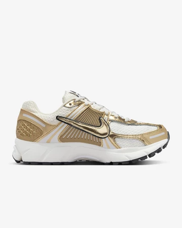 Die Innenseite des Nike Zoom Vomero 5 Gold
