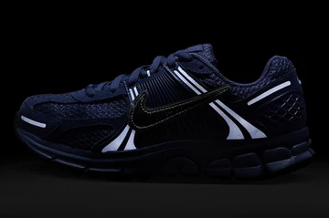 Nike Zoom Vomero 5 Racer Blue Metallic im Dunkeln