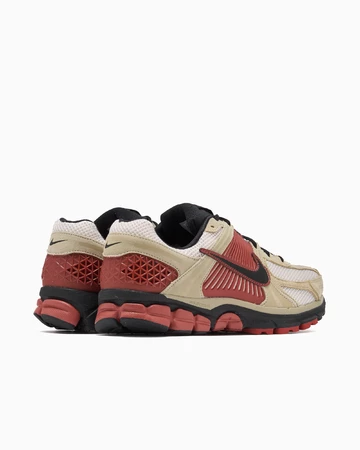 Nike Zoom Vomero 5 Desert Khaki Paar schräg hinten