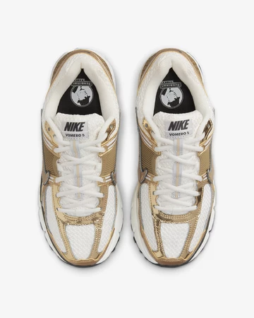 Der Nike Zoom Vomero 5 Gold von oben