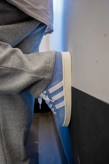 Campus 00s Baby Blue an der Wand