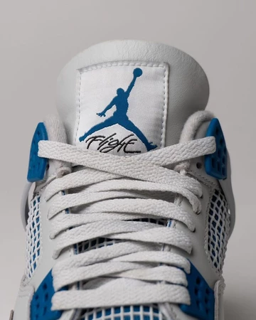 Details des Jordan 4 Military Blue