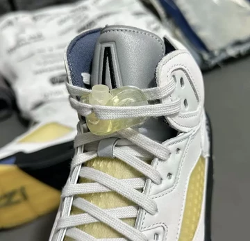 A Ma Maniere Jordan 5 Diffused Blue In Hand Detail Zunge