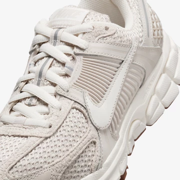 Nike Vomero 5 Light Orewood Brown Detail Mittelfußbereich