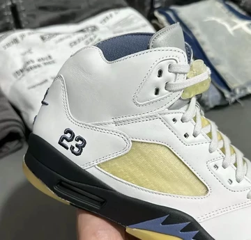 A Ma Maniere Jordan 5 Diffused Blue In Hand Detail Ferse