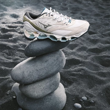 Fotoshooting mit dem Mizuno Wave Prophecy LS White Silver D1GA333702 auf Steinen