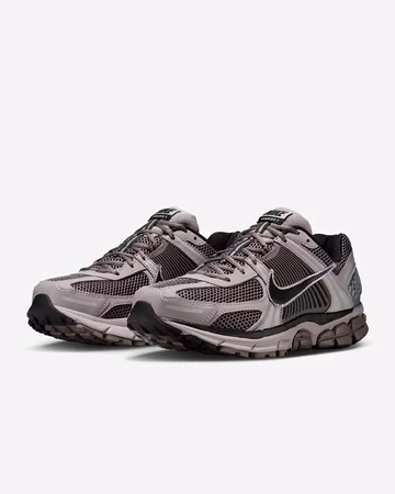 Nike Zoom Vomero 5 College Grey schräg