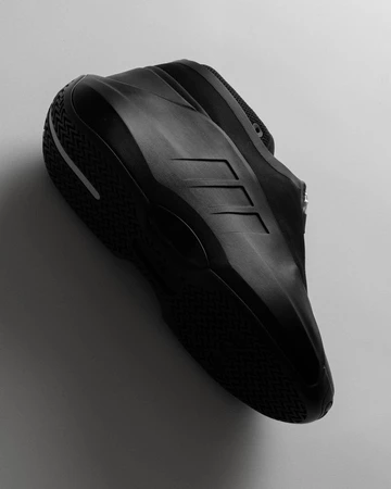 adidas Crazy IIInfinity Triple Black - seitlich nach unten