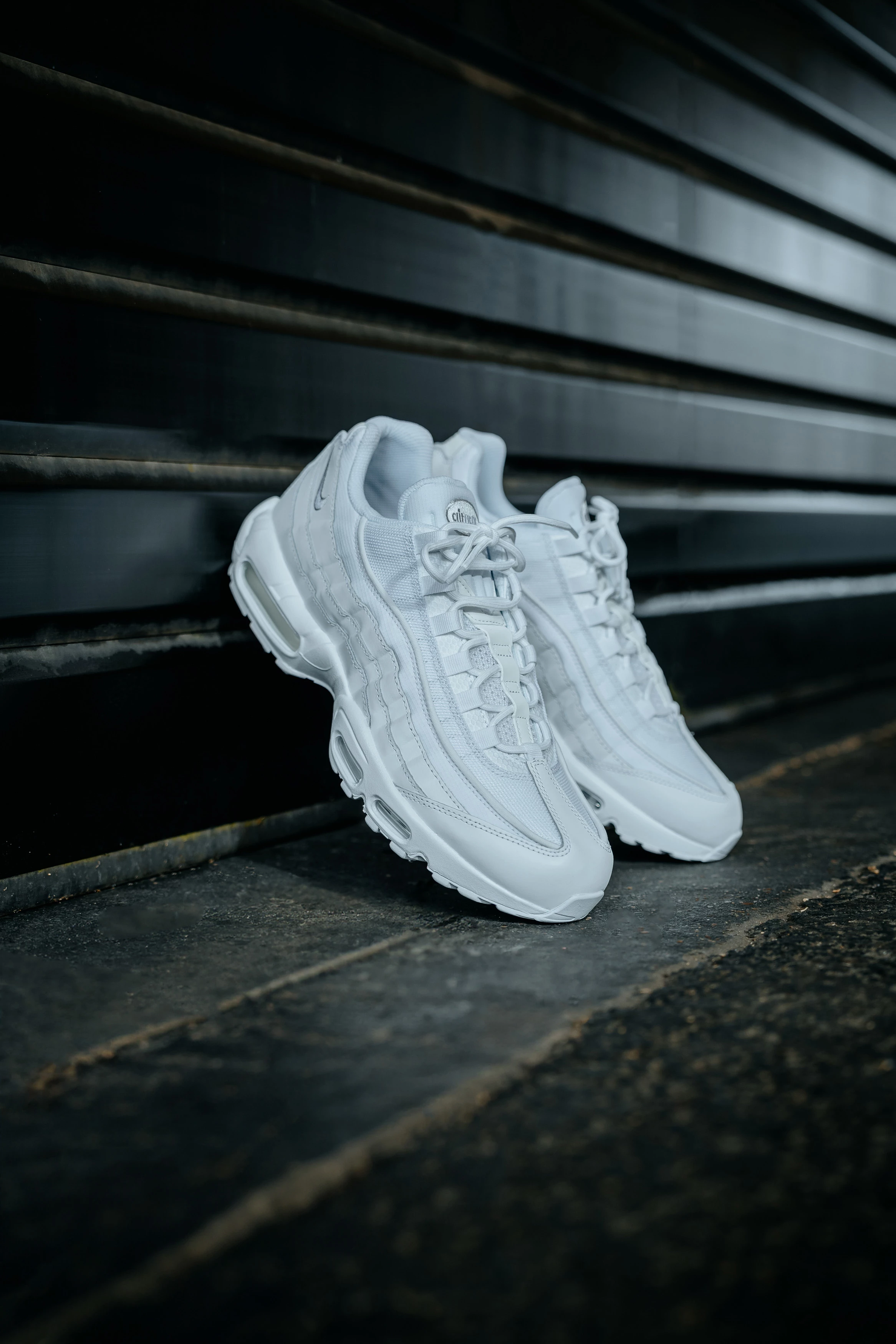 Air Max 95 All White on feet Outfit Bilder Dead Stock