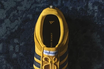 Bad Bunny x adidas Ballerina Bold Gold Lookbook schwarzer Hintergrund hinterer Teil von Oben