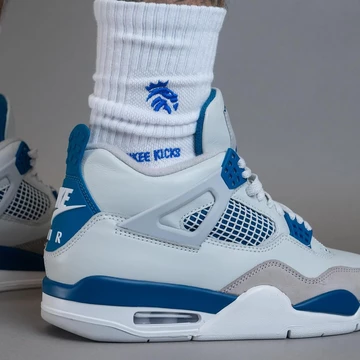 Yankeekicks trägt den Jordan 4 Military Blue