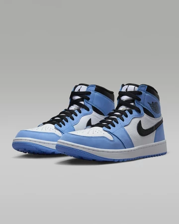Der Jordan 1 High Golf University Blue von schräg außen