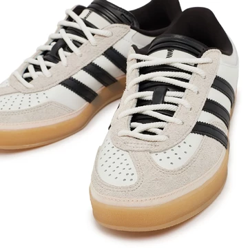 Die Bad Bunny adidas Gazelle Indoor White von schräg vorne