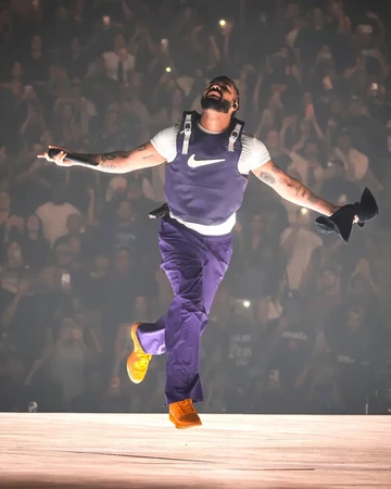 Drake trägt den Nike Book Chapter 1