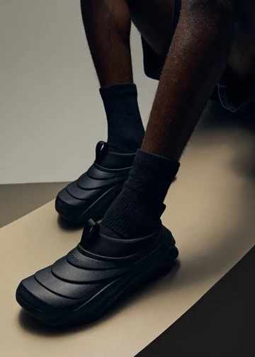 Crocs Echo Storm Black Ice Lookbook Shoot von Kith