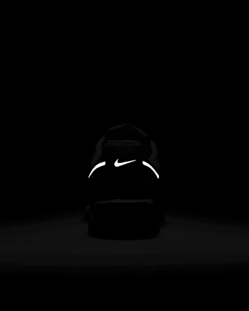 Der Nike Zoom Vomero 5 Since 72 im Dunklen von hinten