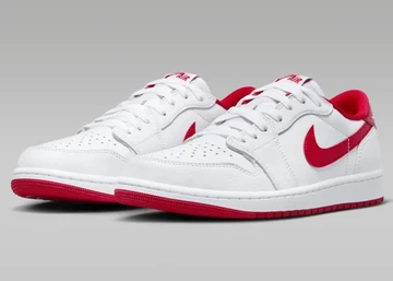 Jordan 1 Low OG University Red schräg von vorne