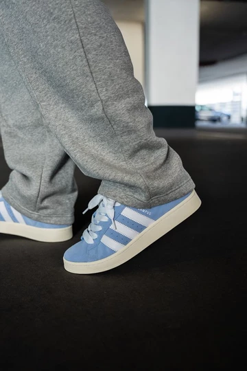 Campus 00s Baby Blue am Fuß mit grauer Hose