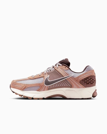 Der Nike Zoom Vomero 5 Dusted Clay von außen