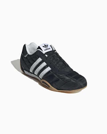 adidas Adiracer Core Black seitlich von Vorne