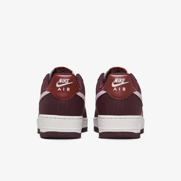 Air Force 1 NN Burgundy Crush von hinten