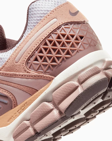 Die Ferse des Nike Zoom Vomero 5 Dusted Clay