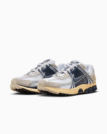 Der Nike Zoom Vomero 5 Since 72 von schräg außen