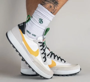 Tom Sachs NikeCraft GPS White Green Gold On Feet Schritt