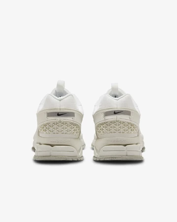 Nike Zoom Vomero 5 Roam Winterized beige von hinten