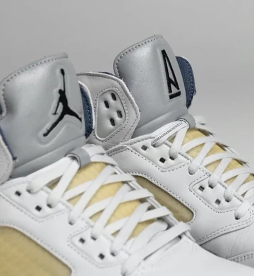 A Ma Maniere Jordan 5 Diffused Blue Detail Zunge