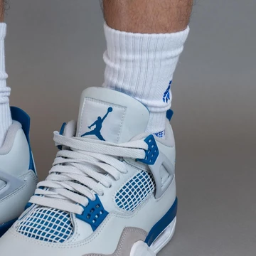 Yankeekicks trägt den Jordan 4 Military Blue
