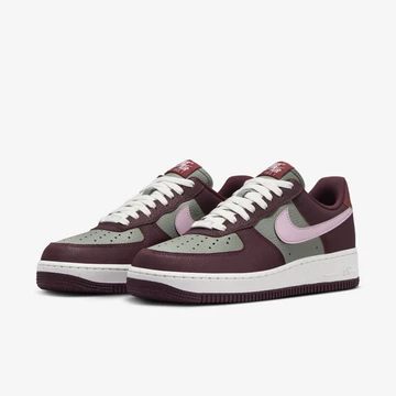 Air Force 1 NN Burgundy Crush schräg frontal