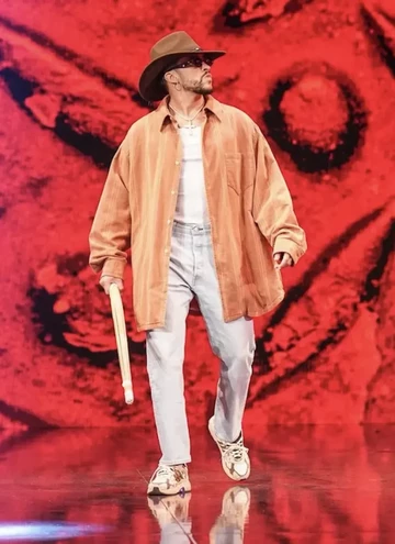 Bad Bunny adidas Response CL Ecru Tint Bad Bunny trägt den Schuh selbst