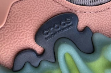 Salehe Bembury Crocs Pollex Juniper Guava Detail Logo