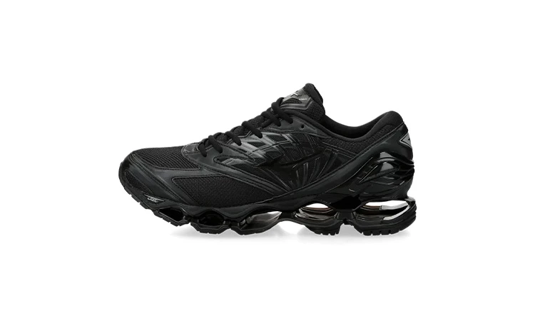 Der Mizuno Wave Prophecy LS Black von außen auf weißem Hintergrund