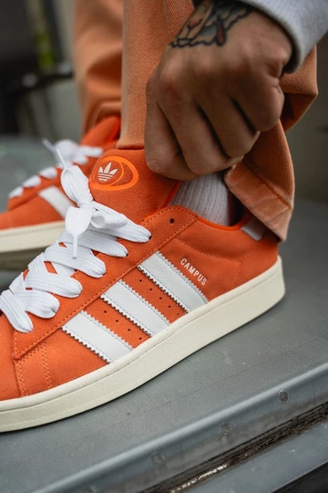 Campus 00s amber Tint - On Feet seitlich